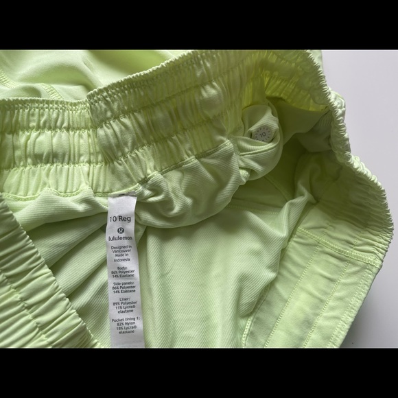 Lululemon Hotty Hot Short II *2.5" - Picture 4 of 5
